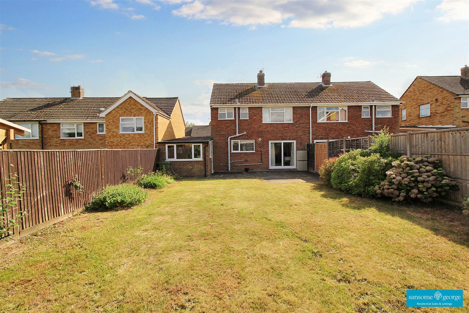3 bed property in Warborough Avenue, Reading